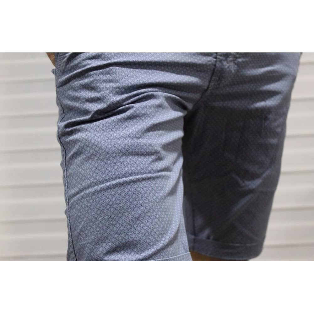 Bermuda Elasticada Slim Fit Celeste Con Dise&ntilde;o image number 4.0