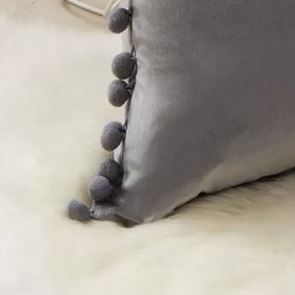 Funda De Cojines Con Pompones. Medida 45x45. Terciopelo. Gris Claro image number 2.0