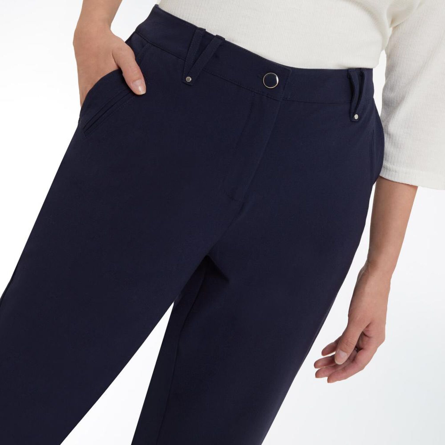 Pantal&oacute;n Cl&aacute;sico Con Bolsillos Tiro Medio Regular Mujer Lesage image number 4.0