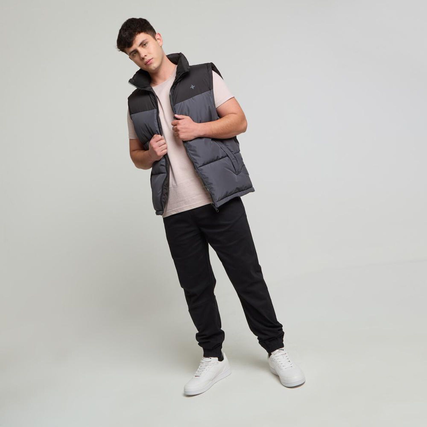 Pantal&oacute;n Liso Tiro Medio Slim Hombre Skuad image number 1.0