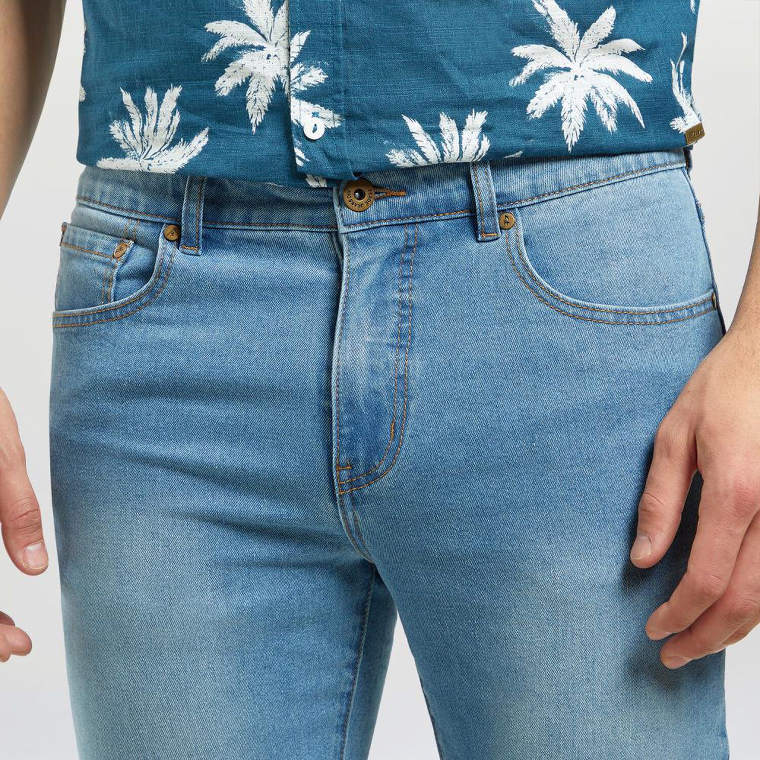 Jeans Regular Tiro Medio Slim Hombre Peroe image number 4.0