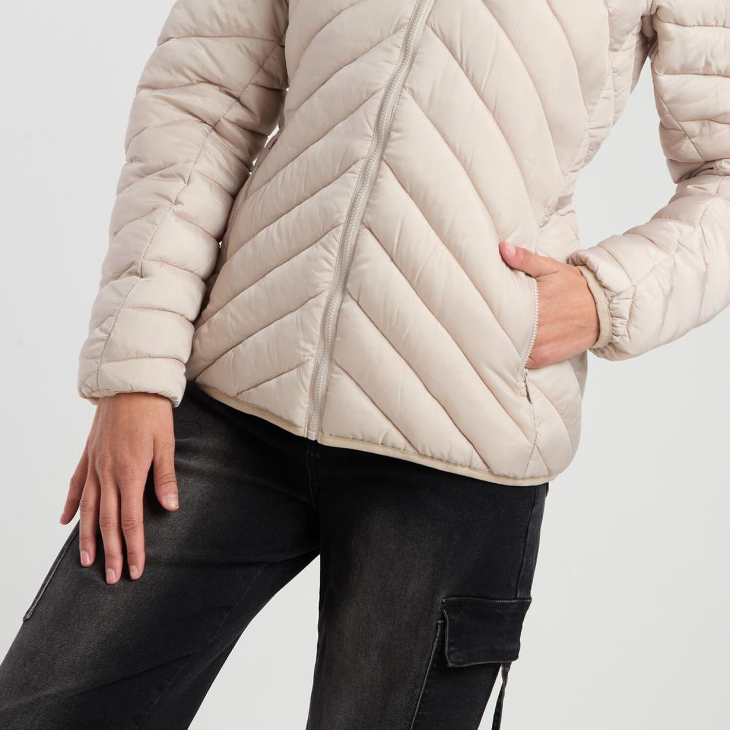Parka En Linea Diagonal Cuello Alto Con Capucha Mujer Rolly Go image number 4.0