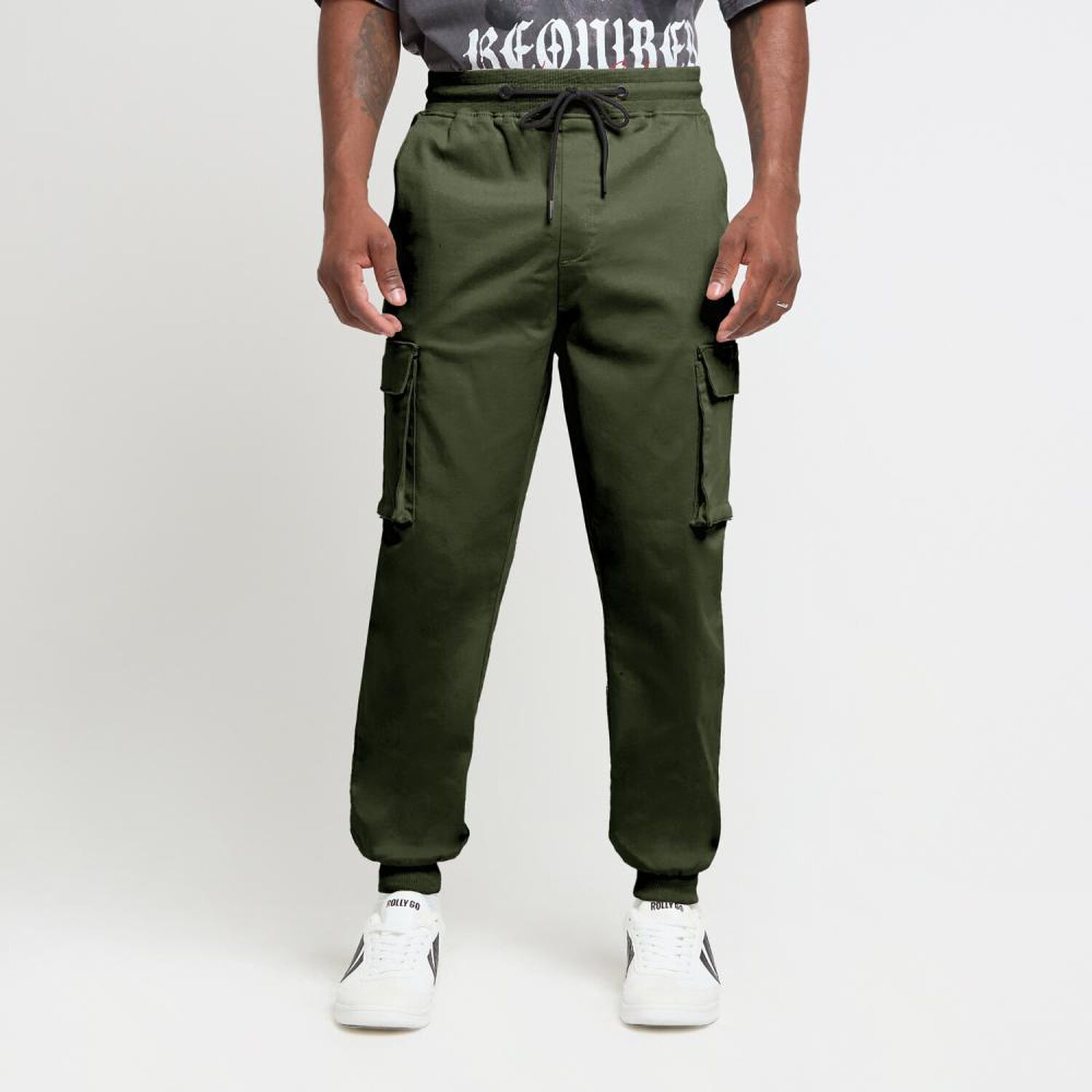 Pantal&oacute;n Liso Tiro Medio Slim Cargo Hombre Rolly Go image number 0.0