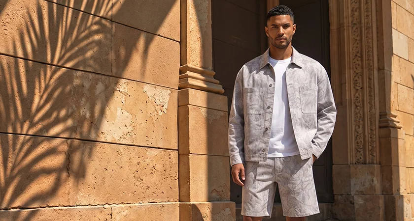 Hombre con chaqueta y bermuda estampada de verano – Nueva temporada hombre Hites