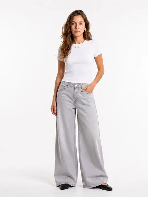 Polera blanca con jeans anchos de mujer – Poleras para el verano en Hites