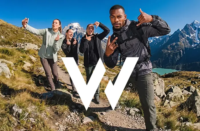 Personas haciendo trekking en la montaña con ropa deportiva Wetland